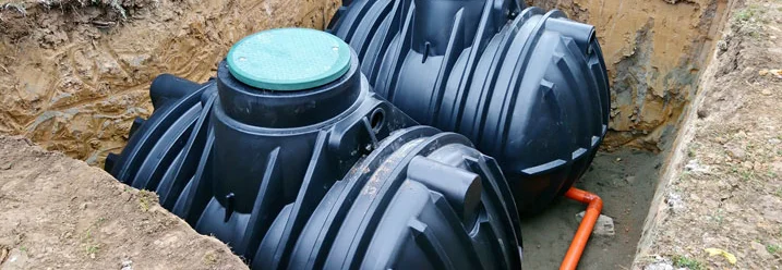 Zwei schwarze Zisternen in Grube